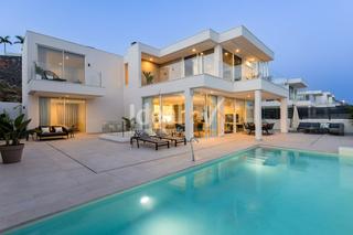 Xalet  Luxemburgo. Villa de lujo con piscina infinita y vistas al mar en costa adej