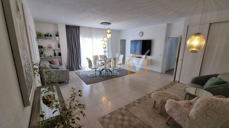 Foto d20f38a8-dbb9-4a8d-a959-825655ed3419. Casa  unifamiliar con jardín en una zona tranquila de marazul en Adeje