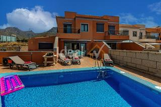 Casa adosada en Playa del Duque. Casa adosada con piscina en el duque  3 dorm  costa adeje  tener