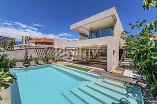 Chalet à Playa de las Américas. Villa en playa de las américas, a solo 50 metros del mar