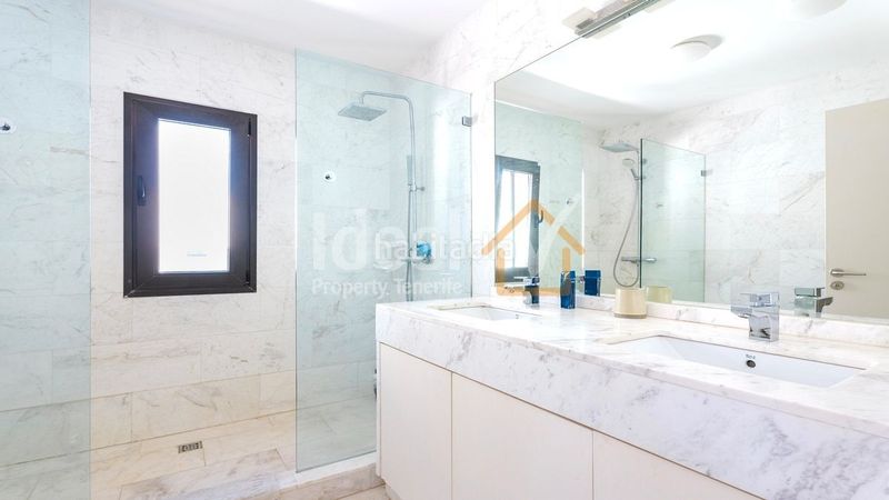Foto f196cb91-4e56-45b3-bc38-917074d5b8d8. Xalet amb aparcament piscina a Playa Fañabé Alto Adeje