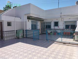 Casa  N/a. Casa con patio y terraza