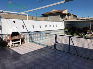 Casa  N/a. Casa con patio y terraza