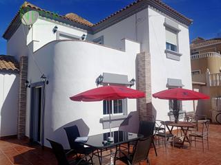Maison à San Miguel de Salinas. Se vende chalet con piscina, en urbaización el galán, orihuela c