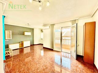 Pis  N/a. Piso con terraza y patio.