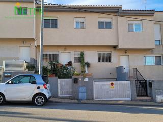 Maison  N/a. Casa en buen estado en zona residencial muy tranquila