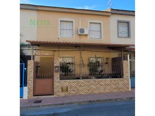 Casa  Calle san isidro. Casa en buen estado, en zona tranquila y frente a escuela infant