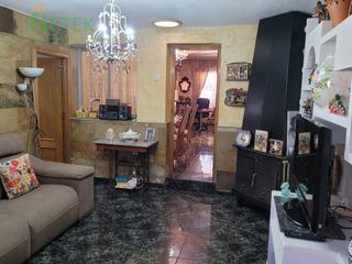 Casa  Calle san isidro. Casa en buen estado, en zona tranquila y frente a escuela infant