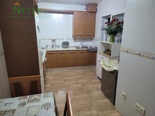 Pis  Calle benito pérez galdós. Piso en buen estado, exterior, en zona tranquila y bien equipada