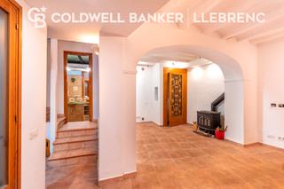 Dúplex  Carrer de les alberes. Encantador dúplex en venta a actualizar en el centro de vallvidr