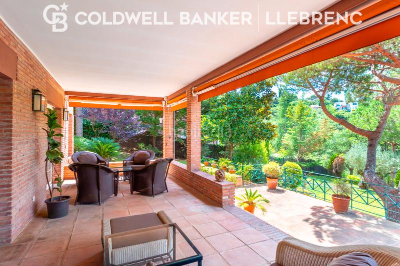 Foto a7527828-d684-47b9-94b0-81f573c2cf8e. Casa con camino riscaldamento parcheggio piscina in Barcelona