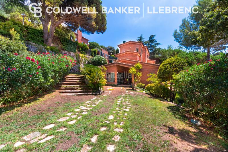 Foto ea30ee95-ade4-4f70-9b97-ba7bab972c13. Casa con camino riscaldamento parcheggio piscina in Barcelona