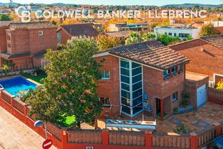 Casa  Carrer del general prim. Amplia y luminosa casa de 290 m² en tres plantas con jardín y pi