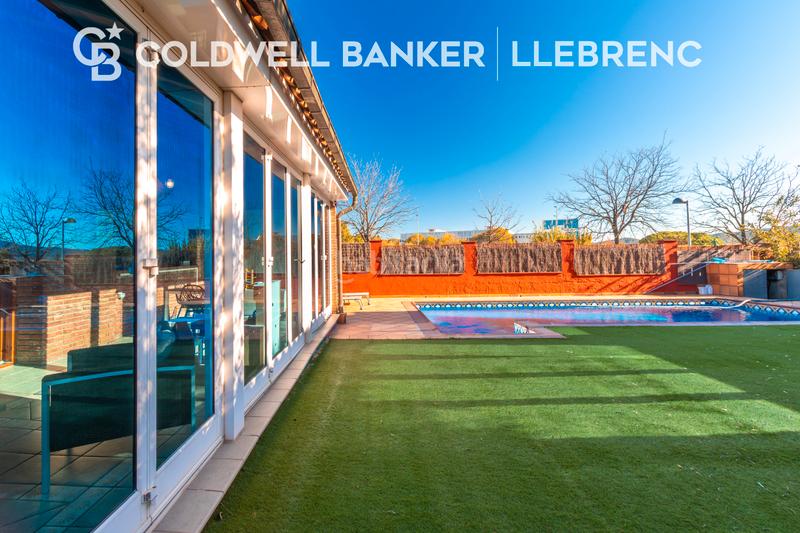 Foto e24ebace-49c7-4f8d-9c8e-1da9d3a72fcc. Casa amb xemeneia calefacció aparcament piscina a Sant Cugat del Vallès