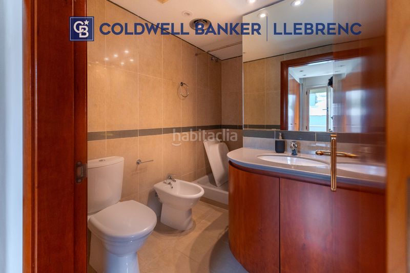 Foto 0cd6c3c7-8643-4642-99ae-fcf2b1adc032. Casa amb xemeneia calefacció aparcament piscina a Barcelona