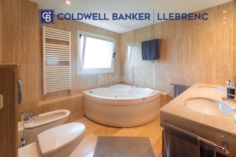 Foto 323927d8-1064-4ab9-aa86-17c89c68a738. Casa amb xemeneia calefacció aparcament piscina a Barcelona