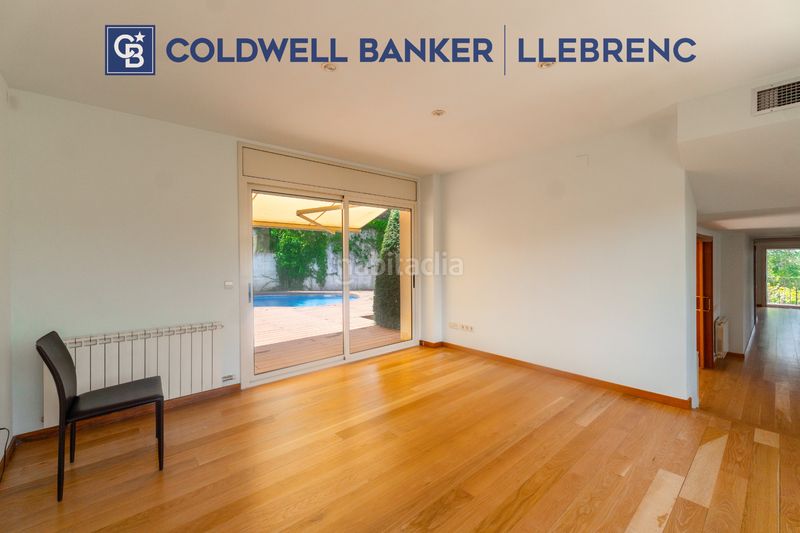 Foto 4ee88e41-dd93-4900-ba04-c085a5a651e8. Casa amb xemeneia calefacció aparcament piscina a Barcelona