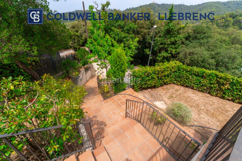 Foto ca882e24-4e38-41d2-a638-2b1ae326c5b2. Casa amb xemeneia calefacció aparcament piscina a Barcelona