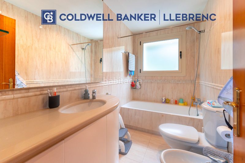 Foto d3b22dd0-10d0-4cd7-9d7d-f06e9f2b3734. Casa amb xemeneia calefacció aparcament piscina a Barcelona