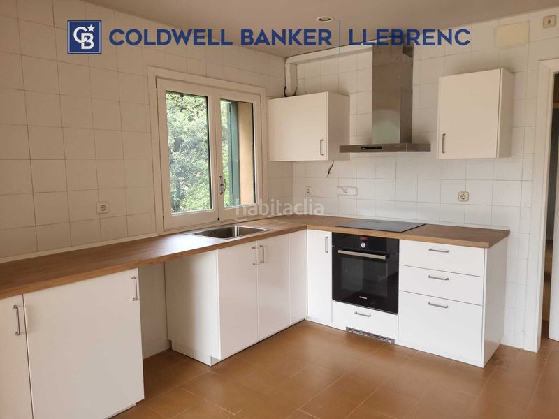 Foto 40f39f3b-bf34-4b45-879b-eda70f036b37. Rent ground floor with fireplace heating parking in Barcelona