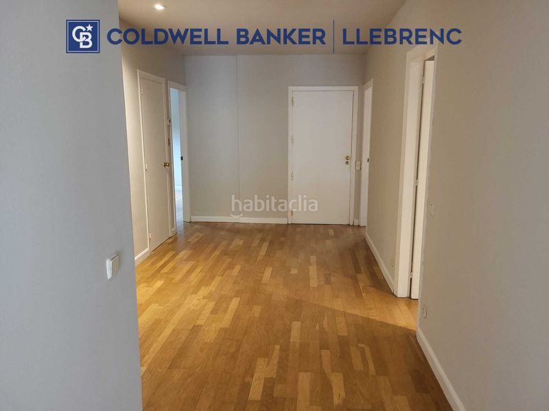 Foto 54e1e95b-c124-4521-a9ea-b787b1b97dbc. Rent ground floor with fireplace heating parking in Barcelona
