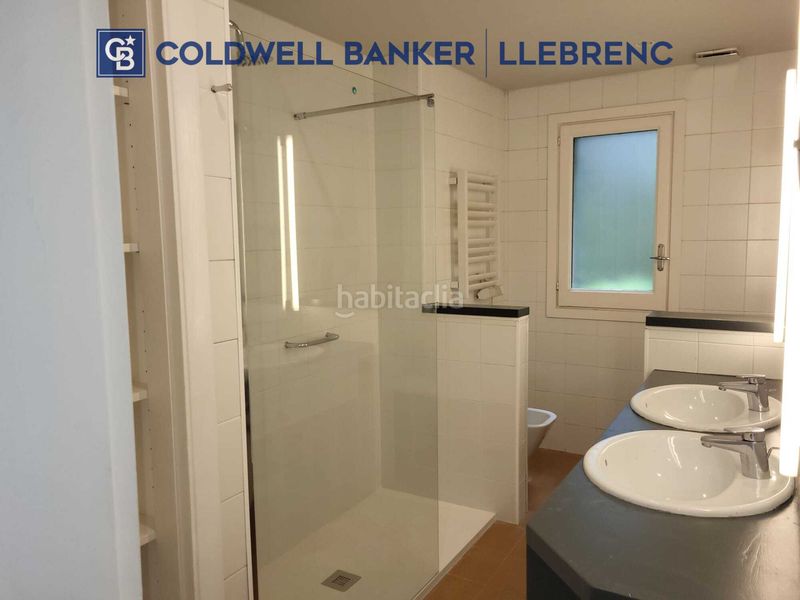 Foto 5612272b-2f90-465c-86ea-d2209d86afb8. Rent ground floor with fireplace heating parking in Barcelona
