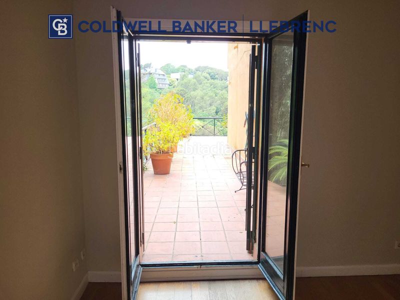 Foto 6238ce0a-2d99-4a5e-ba4d-a8aea0af82ca. Rent ground floor with fireplace heating parking in Barcelona