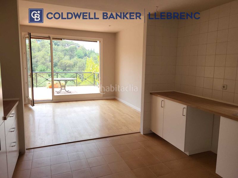 Foto 85f18e5b-7fb2-4e5d-9f4b-41fc5ad0fbec. Rent ground floor with fireplace heating parking in Barcelona