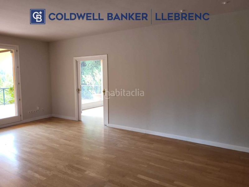 Foto fb2054ee-ae96-41fb-b992-120984578416. Rent ground floor with fireplace heating parking in Barcelona