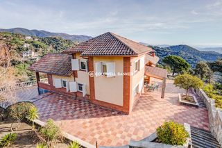 Chalet  Carrer de la gauxa. Magnífica casa con jardín y piscina en la urbanización collsacre