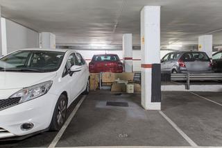 Posto auto  Carrer de gomis. Plaza de aparcamiento para coche pequeo o dos motos.