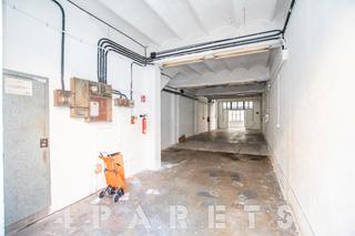 Lloguer Local Comercial a Eixample. Amplio local de 100m2 con patio y trastero en eixample de mataró