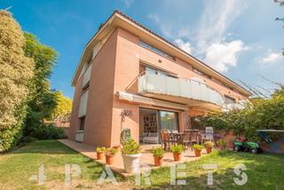 Maison jumelée à Cabrils. Casa esquinera de 250m2 con jardín y piscina