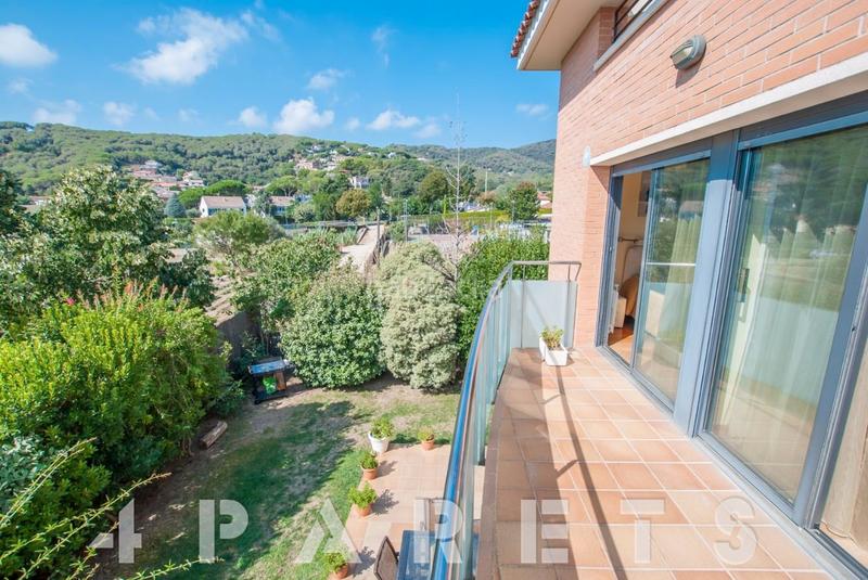 Foto 5a5e0096-637b-4b63-9b65-6eff787d9ff1. Reihenhaus mit heizung parking pool in Cabrils