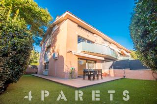 Casa a schiera in Cabrils. Casa esquinera de 250m2 con jardín y piscina