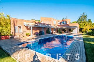 Chalet à Cabrera de Mar. Sensacional chalet independiente con piscina en el centro de cab