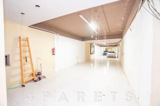 Lloguer Local Comercial a Centre. Gran local de 230m2 en el centro de mataró