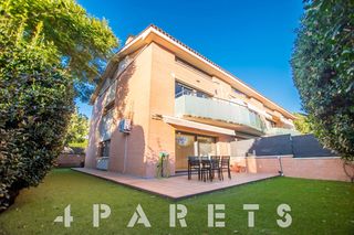 Location Maison jumelée à Cabrils. Increíble casa esquinera de 4 habitaciones más buhardilla, jardí