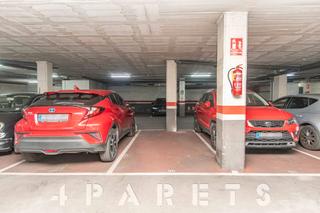 Aparcament cotxe a Carrer de sant cugat 92. Plaza de aparcamiento para coche pequeño en la calle sant cugat