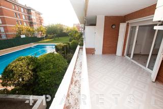 Location Appartement  Carrer rafael de casanova. Impecable piso de 4 habitaciones parking y piscina comunitaria e