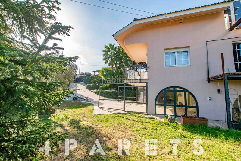 Foto 9e8a2c3e-30e4-4653-a816-e738451246e3. Casa amb xemeneia calefacció aparcament piscina a Vilanova del Vallès