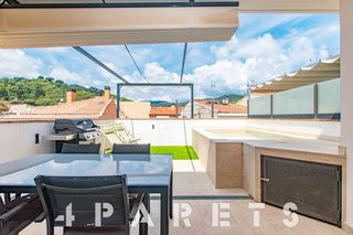 Attique dans Arenys de Munt. Moderno �tico d�plex con terraza y piscina privada en el centro
