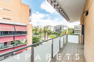Location Attique  Carrer alemanya. Genial piso ático de 2 habitaciones, esquinero, con balcón y vis