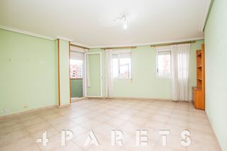 Etagenwohnung in Casco Urbano. Amplio piso de 3 habitaciones y 2 baños en el centro de vinaròs