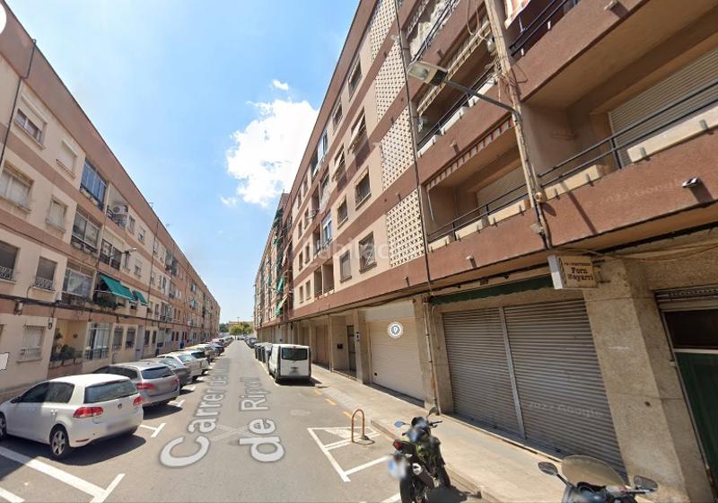 Foto d6bc2ce9-5823-4f53-9eee-ec1a48e2246c. Locale commerciale in carrer del monestir de ripoll 7 in Reus