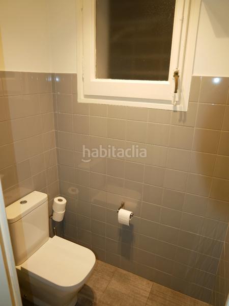 Foto 4215249c-6ef3-446e-b86b-9d120bdd9bae. Alquiler local comercial amplio local comercial con vistas a la ciudad en Barcelona