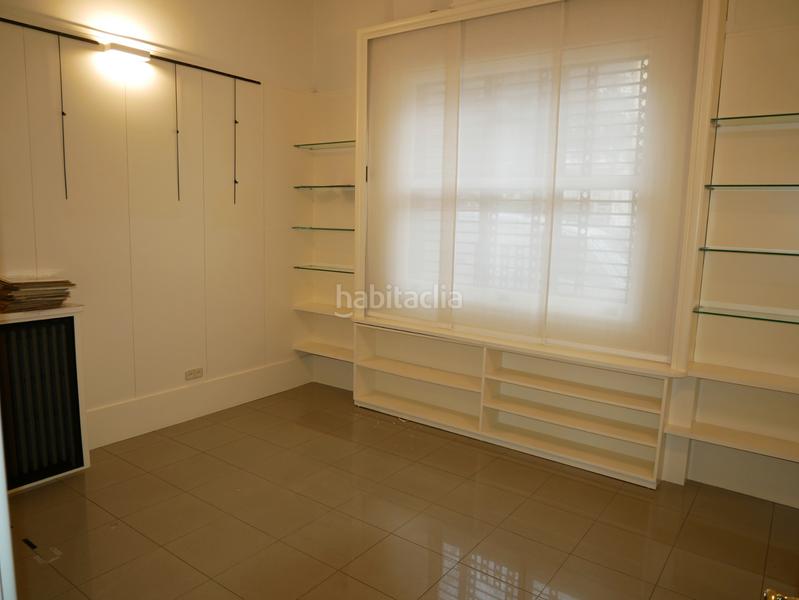 Foto b608aa49-119d-4a7f-8d46-943f40a49eda. Alquiler local comercial amplio local comercial con vistas a la ciudad en Barcelona