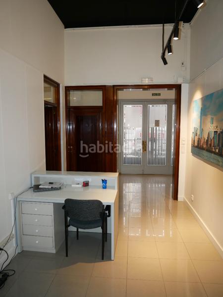 Foto f3ffb551-486e-4da8-8c08-f4acebf731f8. Alquiler local comercial amplio local comercial con vistas a la ciudad en Barcelona