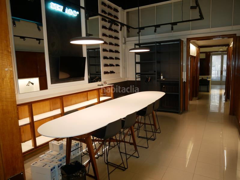 Foto f6d86e6f-414f-4a5f-9f6c-2590ee686fb6. Alquiler local comercial amplio local comercial con vistas a la ciudad en Barcelona