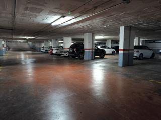 Parking voiture  Carrer de les basses. Amplio garaje con ascensor en rubí